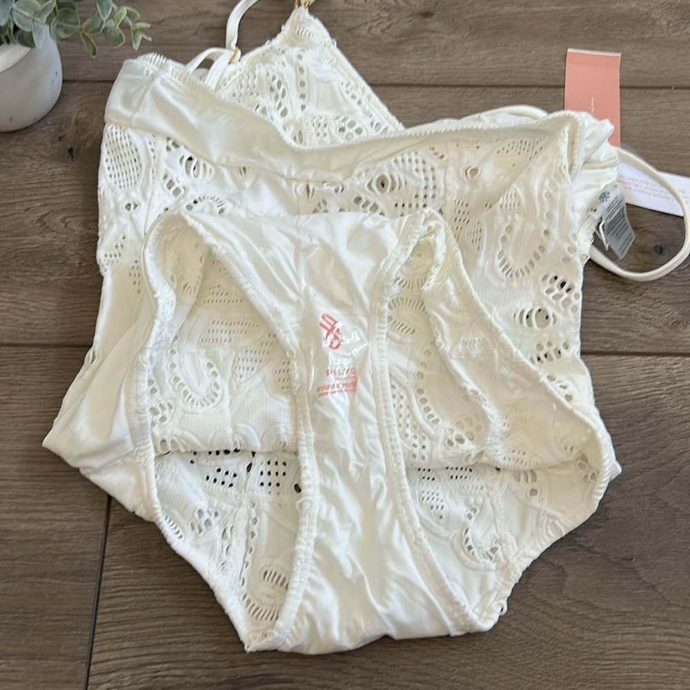 NWT Pilyq White Lace One Piece with Adjustable Straps Size Medium - Picture 9 of 9